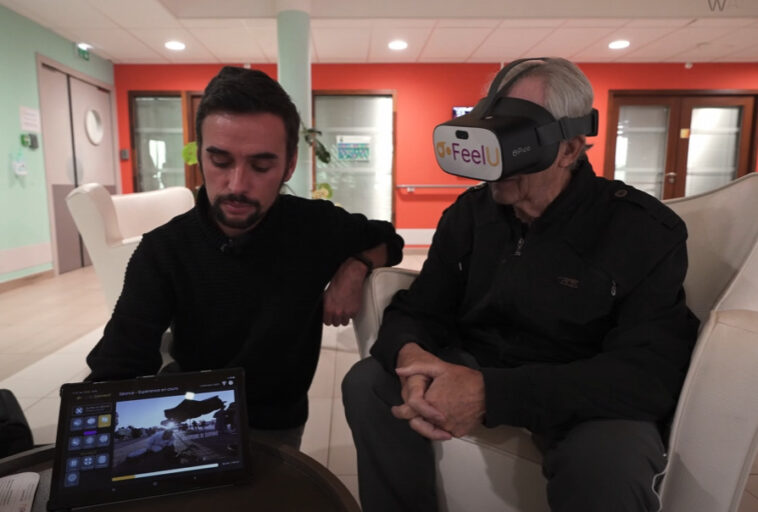Séance de réalité virtuelle au Maroc pour une personne agée